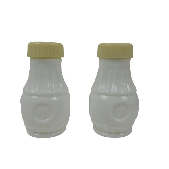 Vintage Milk Glass Eagle Coin Medallion Salt And Pepper Shakers With Caps USA - Picture 4 of 7